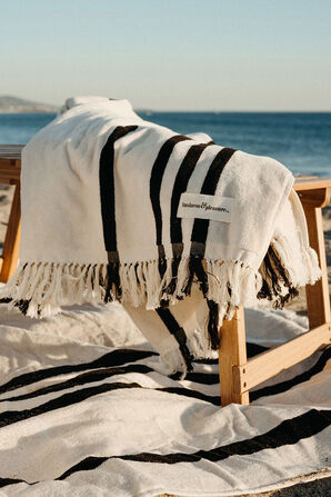 מגבת חוף בדוגמת פסים שחור ולבן עם פרנזים BUSINESS AND PLEASURE